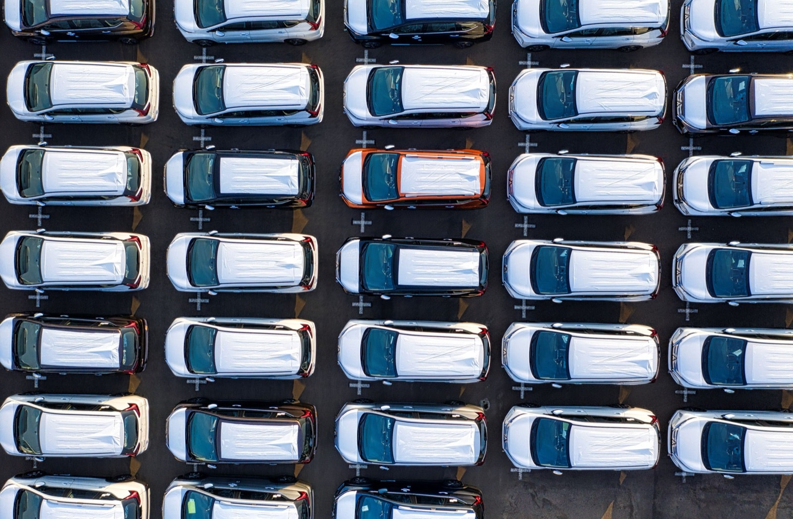 Wagenpark van nieuwe auto’s vanuit de lucht