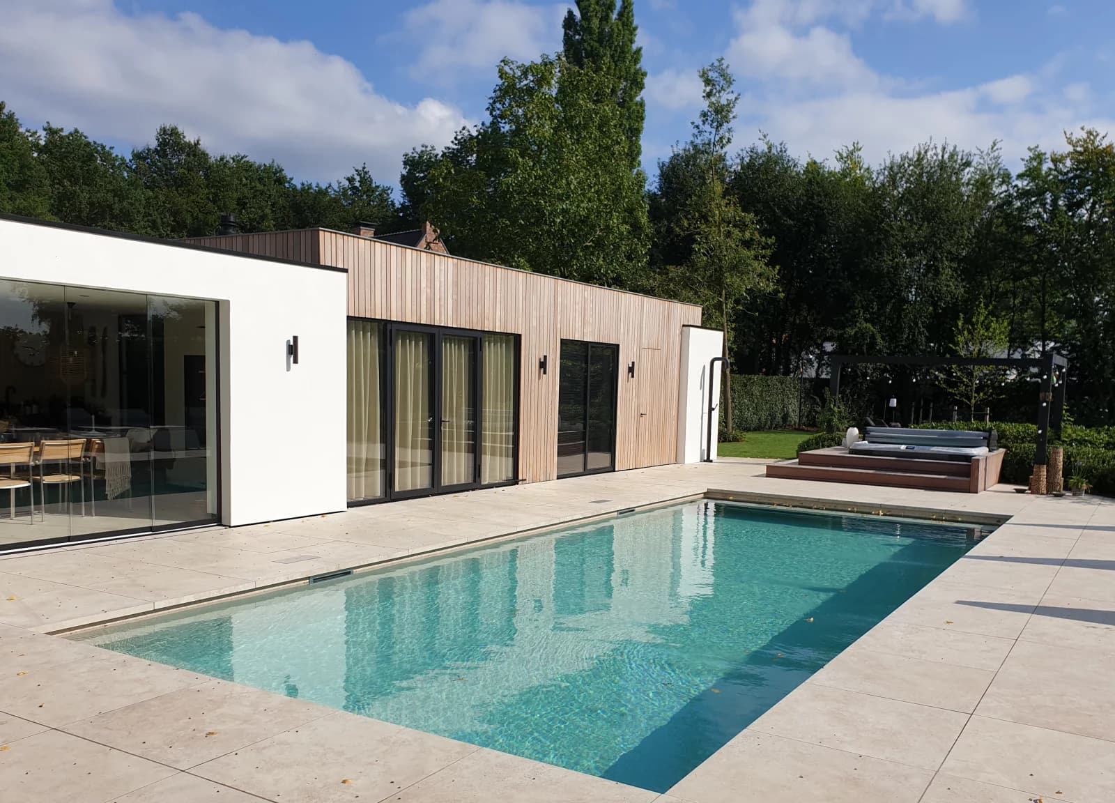 Swimming pool with a spa on the terrace, installed by Hartog Outdoor Living