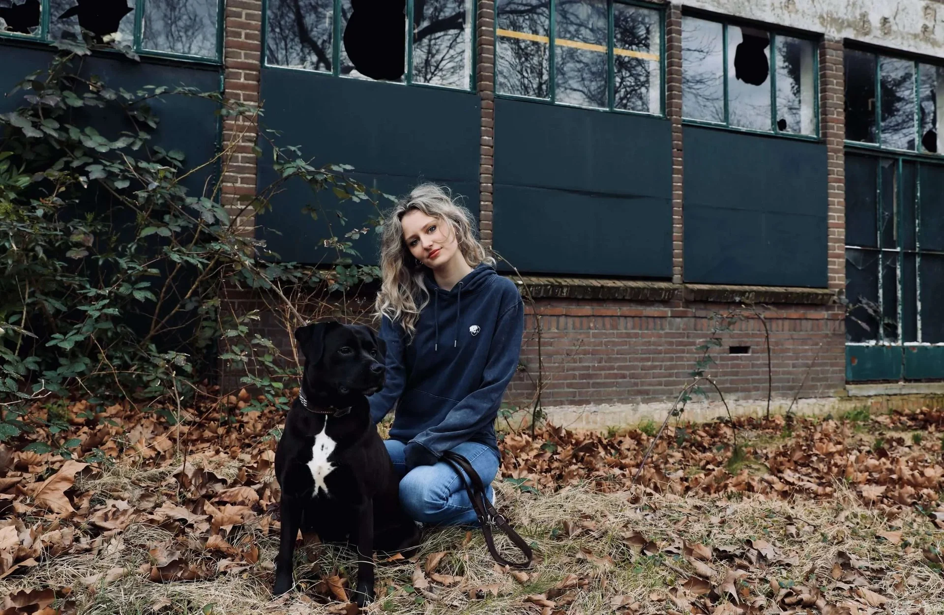 Hondeneigenaar met hond in een hoodie van IT'S PAWSOME