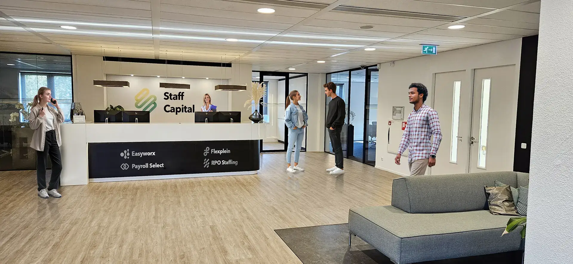 Ontvangstbalie van Staff Capital met de labels Easyworx, Payroll Select, Flexplein en RPO Staffing